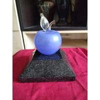 Статуэтка яблоко, цветное стекло, на подставке из натурального камня.