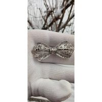 ОТЛИЧНАЯ БРОШЬ  СССР  БАНТИК . ОРИГИНАЛ . Распродажа Коллекции !!! .Экспресс  Аукцион НЕ С РУБЛЯ без МПЦ и прочего 3 ДНЯ  .Много лотов в продаже .