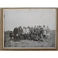 Фото группы женщин и детей с военным. Житомир.1930 г. 9х12 см. На картоне.