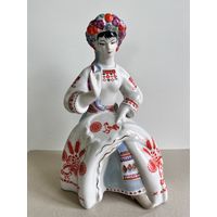 СТАТУЭТКА ФАРФОРОВАЯ "ВЫШИВАЛЬЩИЦА (СИНИЙ РАСКРАС ПЛАТЬЯ)". БОЛЬШАЯ - 24*16*10 СМ. ПОЛОННОЕ. СМ.ФОТО И ОПИСАНИЕ.