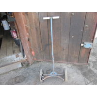 Тележка для транспортировки бидонов.