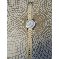 Часы наручные с ремешком  GENEVA,   тикают. Состояние на скане.