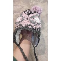 Классная шапка Next теплая на 3-4 года, можно на 5 без проблем. Хорошо закрывает ушки. Очень симпатичная и действительно теплая. Хорошее состояние, есть естественные следы использования.