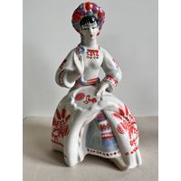 СТАТУЭТКА ФАРФОРОВАЯ "ВЫШИВАЛЬЩИЦА (ГОЛУБО-КРАСНЫЙ РАСКРАС ПЛАТЬЯ)". БОЛЬШАЯ - 24*16*10 СМ. ПОЛОННОЕ. СМ.ФОТО И ОПИСАНИЕ.