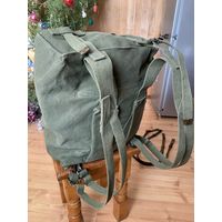 Из толстенного брезента большой тактический рюкзак-сумка  бундесвера с дополнителным страховочным ремешком.