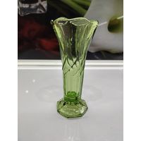 С 1 рубля!!! Ваза винтажная граненая с рельефным бортом, цветное стекло, гравировка, СССР, 1960-1970 гг.