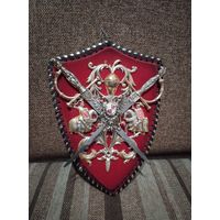 Декоративное панно на стену. Рыцарский герб. Пластик. Бархат иск.СССР. 21 см. на 30 см.