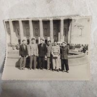 Фотография. История СССР в лицах. Студенты в Москве у Большого театра. 1950-е.