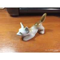 Статуэтка фарфоровая Лисичка перед прыжком с рубля