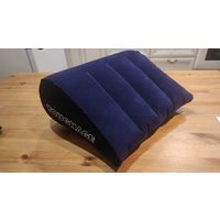 Подушка надувная, синяя, новая. Размер 40 на 36 см, высота 18 см.