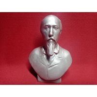 С рубля без мц. бюст Некрасов? 15.5х11см