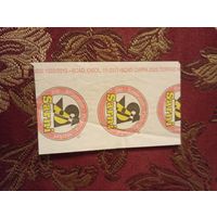 Бумажный пакет или салфетка с повторяющимся логотипом и названием итальянского заведения "Sarni".