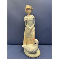 Статуэтка фарфор девочка с гусем