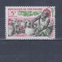 [836] Кот д'Ивуар 1965. Культура и быт.Ремесла.Гончар. Гашеная марка.