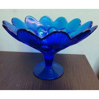 Винтажная ваза-фруктовница из кобальтового стекла времен СССР . размеры высота 13см диаметр 19 см