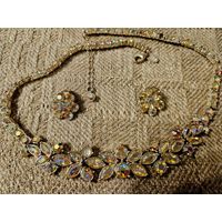 Комплект колье и клипсы.