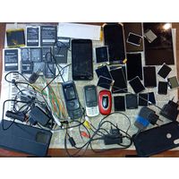 4 мобильных телефона , блоки питания и др .