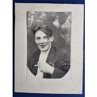 Фото юноши со знаками ОСОАВИАХИМа. Рогачев? 1930-е г. На паспарту. 6х9 (9х12) см.