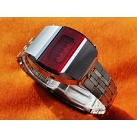 Электронные часы (полностью рабочие), Электроника 1 (Терминатор) в комплекте с родным браслетом. Торг есть.