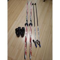 Лыжи с лыжными ботинками