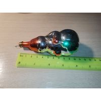 Ёлочная, стеклянная игрушка "Снеговик", времён СССР, без сколов, длина 11 см.