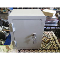 Сейф металлический.