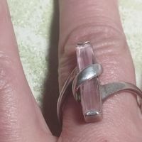 Кольцо серебро 925 пробы, вставка розовый камень (хрусталь), вес 3,3 гр., диаметр 1,9 см на средний палец интересная форма