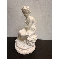 Гипсовая статуэтка Девушка (нимфа) с цветами.