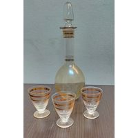 Набор для напитков графин и три рюмки . хороший набор из тонкого стекла с позолотой