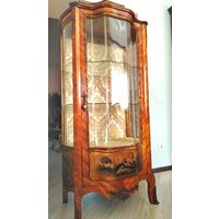 Старинная витрина с художественной росписью.