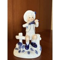 Фарфоровая статуэтка Мальчик с флейтой.