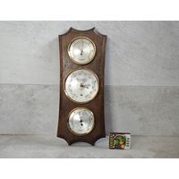 Метеостанция с барометром, термометром и гигрометром.