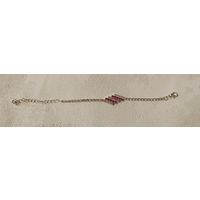 Браслет-цепочка из страз с красными и прозрачными камнями.