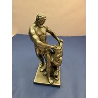 Статуэтка Самсон, раздирающий пасть льва (по мотивам одноименного фонтана в дворцово-парковом ансамбле "Петергоф"), металл, литье, СССР, 1970-1990 гг.