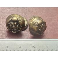 Пара старых пуговиц