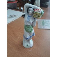 Статуэтка фарфоровая Девушка с виноградом.