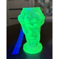 Вазочка из уранового стекла . Производство Чехия