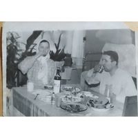 Старое фото застолье