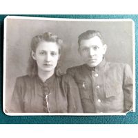 Фото мужчины с орденом Красной Звезды и женщины. 1947 г. 8х11 см.