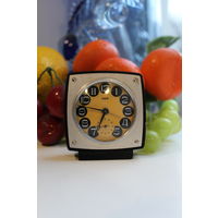 Миниатюрный будильник "ЗАРЯ" СССР ПЕРЕЖАТА ПРУЖИНА.В РЕМОНТ!