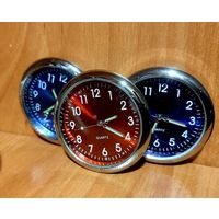 Часы приклеивающиеся, в квартире, d 40мм. Красивые.Синие, черные, серые, зеленые, красные. Есть 6 штук. Стрелки-белые. Ширина-8мм. Двусторонний скотч в комплекте. Люминисцентный циферблат. Удобные в б
