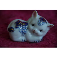 Статуэтка фарфоровая  " Котик "    целая  , высота 5,5 см , длинна 7,5 см