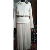 Красивый добротный трикотажный комплект из шерсти молочного цвета(можно отдельно, есть юбка ещё длинная плиссе. Предлагать варианты продаж