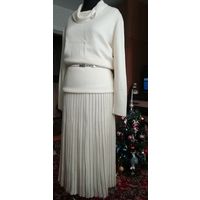 Красивый добротный трикотажный комплект из шерсти молочного цвета(можно отдельно, есть юбка ещё длинная плиссе. Предлагать варианты продаж