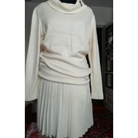 Красивый добротный трикотажный комплект из шерсти молочного цвета(можно отдельно, есть юбка ещё длинная плиссе в моих лотах).