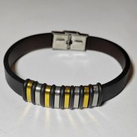 Браслет кожаный со стальной подвеской