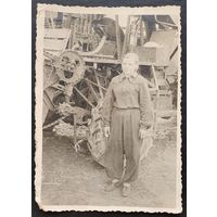 Фото девушки на фоне комбайна. 1957 г. 9х12 см.