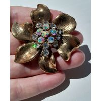 Крупная и очень красивая брошь.