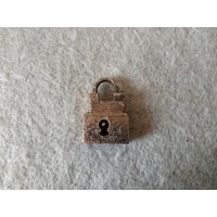 Старинный миниатюрный навесной замочек. Мастер И. Чилинъ, с. Павлово Нижегородской губернии, Российская империя, 19 век.