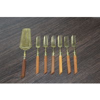 Набор столовых приборов.